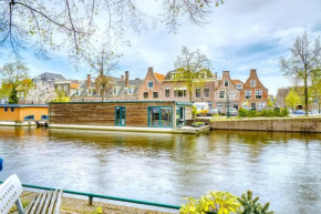 Beautiful houseboat in the centre of Leiden